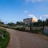 ...il viottolo conduce cos� alle spalle della masseria del Monsignore che svetta con la sua facciata in pietra